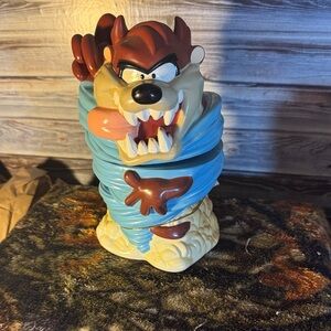 Warner Bros. Looney Tunes Sipper Tag with Blue and Yellow